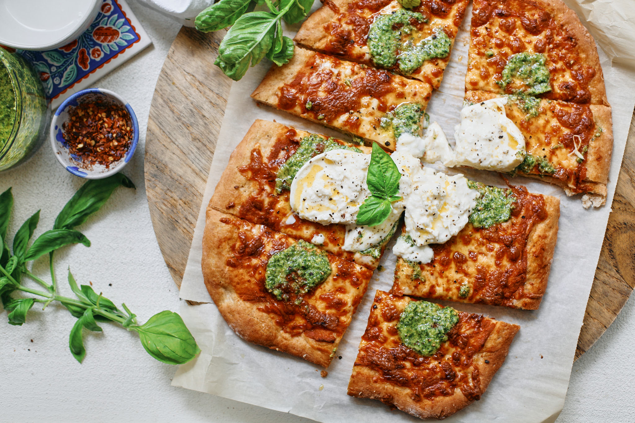 tomato, pesto & burrata pizza